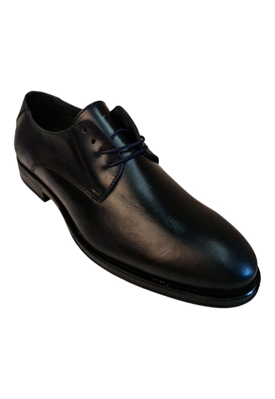 Dress shoe with lace-up closure and tongue, with heel. It has a comfortable sole and a non-slip sole