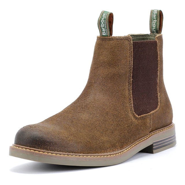 Der Farsley Chelsea Boot hat ein Obermaterial aus Wildleder und eine Zugschlaufe mit dem Barbour-Logo. Die Gummisohle mit Holzpaneel-Details ist mit einer robusten, zementierten Konstruktion an das Obermaterial geklebt und sorgt für maximale Haltbarkeit und Komfort.