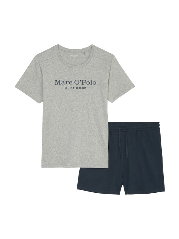 Deze tweedelige pyjama voor heren biedt perfect comfort voor ontspannen nachten. De top heeft een ronde halslijn en verlaagde schouders voor een losse en comfortabele pasvorm. De rechte zoom en logoprint op de voorkant geven de pyjama een moderne look. De shorts hebben een elastische tailleband en een trekkoord in de tailleband voor een optimale pasvorm. Deze pyjama is gemaakt van zacht, ademend materiaal en is zeer comfortabel om te dragen. Deze pyjama is ideaal voor warme zomeravonden of gezellige uurtjes thuis en is de perfecte keuze voor stijlbewuste mannen.