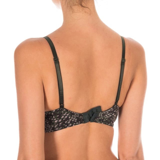 Sujetador push-up, de Calvin Klein.
Color Caqui-estampado gris. 
Es un sujetador push-up acolchado, donde el tamaño de la almohadilla está regulado por el tamaño de la taza. 
Copas con puntilla en la parte superior.
Copas preformadas y con aros.
Nombre de la firma bordado, en uno de los tirantes.
Tirantes elásticos, regulables.
Laterales elásticos.
Cierre de corchetes en la espalda, tres posiciones.
Costuras vistas a tono.

Composición:  77% Nylon. - 23% Elastano.

Instrucciones de lavado:
- Lavar máximo a 40ºC.
- Planchar a media temperatura, máx. 110ºC.
- No permite usar secadora.
- No usar lejía.
- No admite el  lavado en seco.

Equivalencia de tallas:

UK	FR	EU	IT
30	80	65	30
32	85	70	32
34	90	75	34
36	95	80	36
38	100	85	38