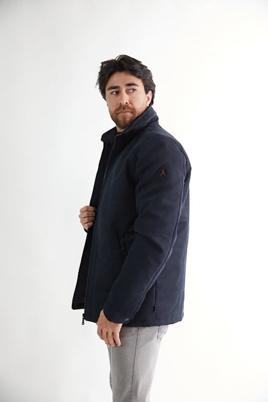 100 % PolyesterFutter aus 100 % PolyesterÄrmelfutter aus 100 % Polyester– Innenfutter mit einer Innentasche mit Reißverschluss und einer Innentasche mit Knopfverschluss– Taschen haben einen ReißverschlussUnser Model ist 181 cm groß und trägt Größe M/50
