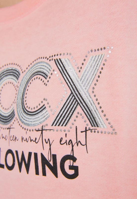 Dit sweatshirt voor dames is een tijdloze en makkelijk te stylen basic. Het is gemaakt van zacht, hoogwaardig materiaal dat aangenaam aanvoelt op de huid en een hoog comfortniveau belooft. De losse snit en verlaagde schouders zorgen voor een casual look. Het heeft een klassieke ronde hals met een geribbelde rand. Mouwen en zoom zijn afgewerkt met geribde manchetten. De print op de voorkant wordt geaccentueerd met metallic elementen en rondt het effen design van de trui perfect af.