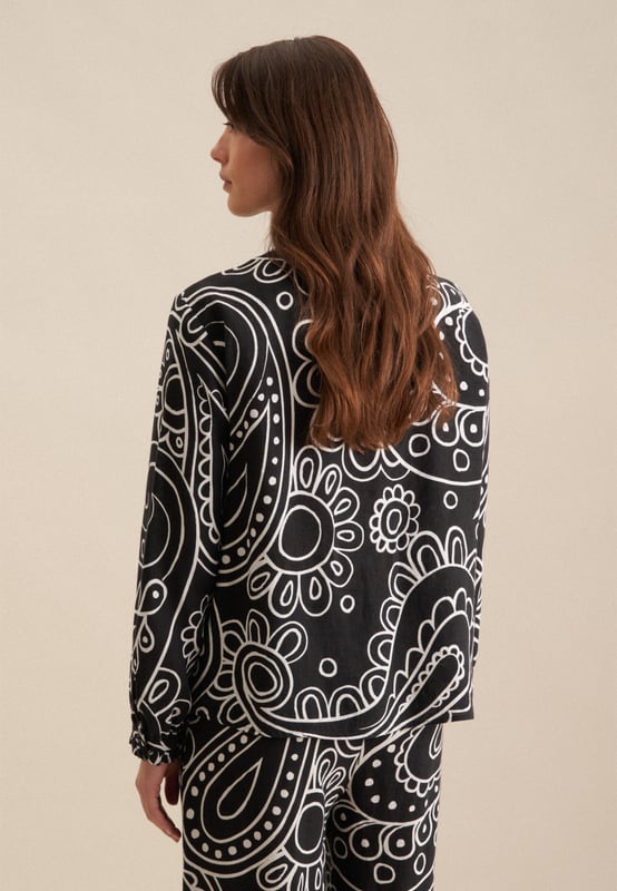 Vervollständigt Ihr Outfit und darf in keiner Garderobe fehlen: Diese Stehkragenbluse aus der "The Statement Prints" Kollektion von Seidensticker überzeugt durch feminine Eleganz. Leinen wird mit hoher Dichte gewebt und ergibt daher ein extrem widerstandsfähiges Material. In Kombination mit 100% Leinen ist sie bestens geeignet für pflegeleichte Business-Outfits. Durch ihren Schnitt in Modern fit liegt die Stehkragenbluse nicht so eng und eher leger an und schafft so einen optimalen Komfort beim Tragen. Das schicke Druck-Muster ist eine stilvolle Ergänzung. Zeitloser Chic gepaart mit modernem Selbstbewusstsein - eine elegante Bluse für viele Gelegenheiten. Bei dieser Langarm-Stehkragenbluse werden Stilsicherheit und Eleganz hervorgehoben. Ein Rundhals-Ausschnitt sowie ein Stehkragen betonen den nostalgisch-smarten Charakter. Edle Perlmuttknöpfe wirken als unaufdringliche Details.