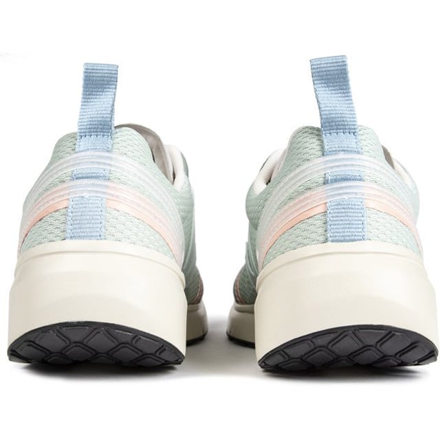 Veja's Pale Green Condo 2 Alveomesh Vegan Trainers bieten eine stilvolle und umweltfreundliche Option für Going About Your Daily Business. Hergestellt aus nachhaltig gewonnenen Materialien, verfügt der Schuh über ein Futter aus expandiertem Pu und Bio-Baumwolle und ein bequemes Obermaterial mit einem großen V-Logo an der Seite und geprägtem Veja-Logo auf der Zunge.