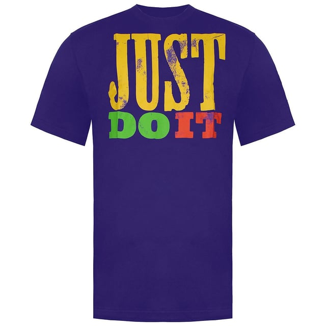 Camiseta Nike Just Do It Morada, Hombre La camiseta Nike Just Do It Purple para hombre es una prenda deportiva motivadora y elegante que encarna el espíritu "Just Do It" de la marca Nike. Aquí tienes una descripción de sus principales características:
Atrevido color morado: Esta camiseta se presenta en un vibrante y enérgico color morado, que añade un toque de personalidad a tu atuendo atlético o informal.
Eslogan Nike "Just Do It": El icónico eslogan "Just Do It" ocupa un lugar destacado en la camiseta, inspirándote a pasar a la acción y alcanzar tus objetivos, ya sea en el deporte o en la vida cotidiana.
Tejido cómodo: Confeccionada con materiales suaves y cómodos, esta camiseta está diseñada para sentirse suave contra la piel, lo que garantiza la comodidad durante los entrenamientos o el uso diario.
Corte clásico: La camiseta tiene un corte clásico que facilita el movimiento y la comodidad, por lo que es adecuada para diversas actividades y ocasiones informales.
Cuello redondo: El diseño de cuello redondo ofrece un aspecto clásico y atemporal, por lo que es fácil de combinar con diferentes partes de abajo o capas con otras prendas.
Uso versátil: Tanto si vas al gimnasio como si sales a correr o simplemente a hacer recados, esta camiseta es lo suficientemente versátil como para llevarla en distintas actividades y ocasiones.
Construcción duradera: Nike es conocida por su calidad, y esta camiseta está fabricada típicamente para resistir el desgaste y los lavados regulares, lo que garantiza que siga siendo una parte fiable de tu vestuario atlético e informal.
Mensaje motivador: El lema "Just Do It" no sólo es una declaración de identidad de la marca Nike, sino que también sirve como recordatorio de la importancia de la determinación y la acción para alcanzar el éxito.