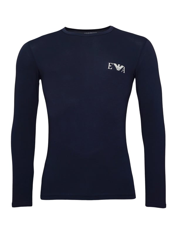 Wir bieten Ihnen ein stilvolles Herren-Longsleeve von Emporio Armani an. Dieses Basic-Longsleeve verfügt über einen klassischen Rundhalsausschnitt und lange Ärmel. Die elastische Stoffqualität sorgt für hohen Tragekomfort und Bewegungsfreiheit. Ein dezentes Label-Detail verleiht dem Longsleeve eine elegante Note. Der figurbetonte Schnitt unterstreicht Ihre Silhouette und bietet eine perfekte Passform. Ideal für jeden Anlass, ob casual oder chic.