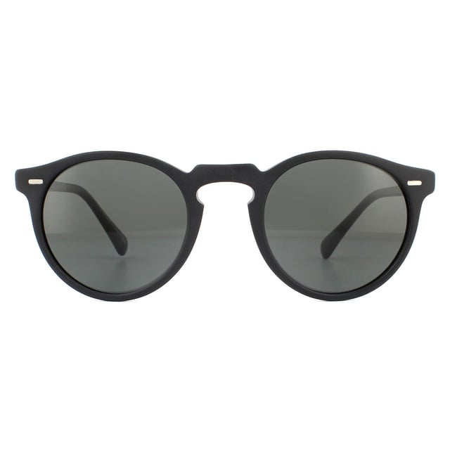 Oliver Peoples Gregory Peck OV5217S 1031P2 Semi Mat Mat Crystal Black Midnight Express polarisierte Sonnenbrille ist eine weitere von Prominenten inspirierte Sonnenbrille von Oliver Peoples mit diesen erstaunlichen Schattierungen von Retro-Stil mit einem Key-Loch-Brücken-Design und ikonischem Stil.