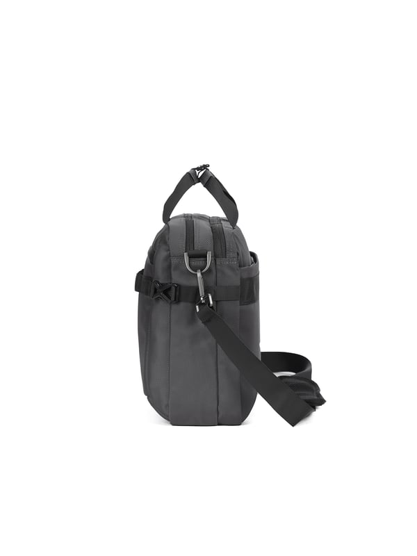 Bolso unisex. El cierre es con cremallera. Los bolsillos internos son bolsillos multifuncionales. Los bolsillos externos son dos delanteros con cremallera y uno trasero con cremallera. La bandolera es ajustable y extraíble en tejido. El asa es de tela. Hay tres compartimentos internos. El material exterior es poliéster. Internamente está forrado en poliéster. Medidas: 40,5x10x29 cm. Producto de moda