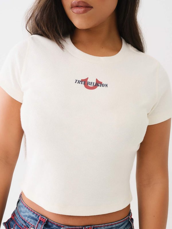 The Horseshoe Logo Baby Tee is the ultimate everyday tee. Crafted from ribbed knit, this crop top features a crew neck and short sleeves. Finished with a front horseshoe logo with True Religion text