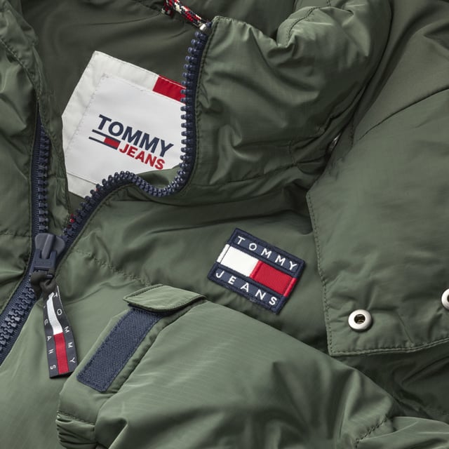 Chaqueta para hombre de la marca Tommy Jeans en color azul. La chaqueta está hecha de poliéster reciclado y tiene un corte regular. En el pecho lleva el icónico logo de Tommy.  Marca: Tommy JeansNombre del modelo: Alaska Puffer JacketCategoría: chaqueta de hombreMateriales: poliéster recicladoColor: verde