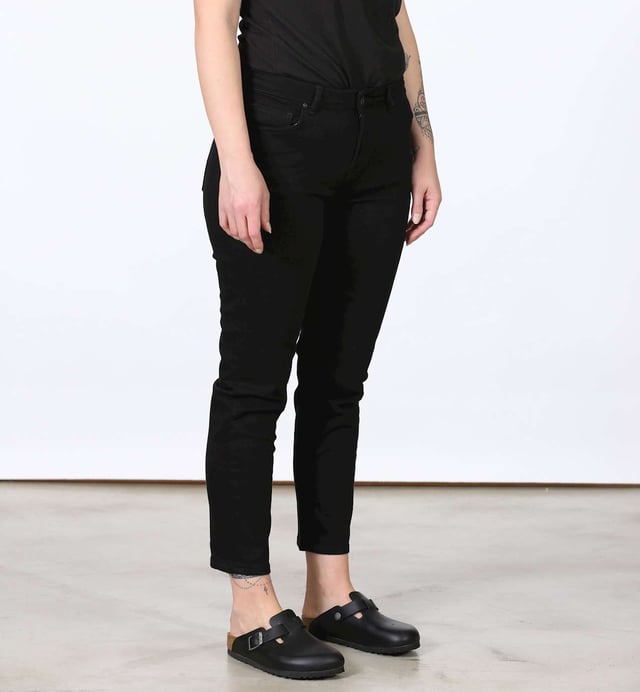 Especificaciones: Vaqueros de cintura alta, con bigotes para un look desgastado, confeccionados con una parte interior de la pierna un poco más corta Corte: Slim-fit La modelo lleva la talla: 28 Altura del modelo: 170 cm