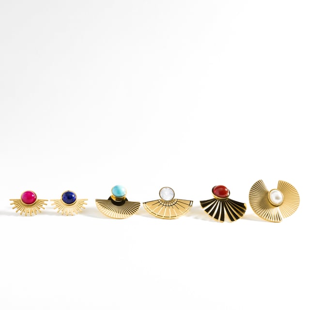 Pendientes Ria de Turquesa acabados en oro amarillo de 18K. El estilo Boho es una estética de espíritu libre que mezcla diferentes culturas y expresiones artísticas en un estilo ecléctico con énfasis en los elementos orgánicos y la naturaleza.