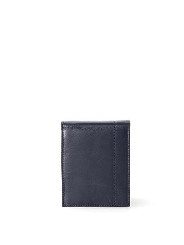 Cartera de hombre. El cierre está ausente. Los bolsillos internos son tarjeteros para billetes y monedas. Los bolsillos externos están ausentes. Falta la correa para el hombro. Falta el mango. Hay un compartimento interno. El material exterior es 100% Piel Auténtica. Internamente está forrado en piel auténtica. Medidas: 12,5x10x2 cm. Producto de moda