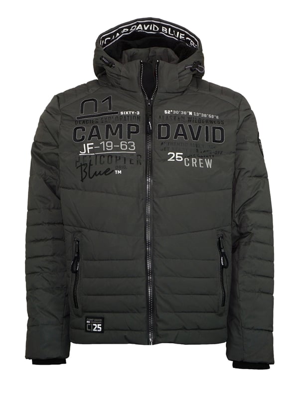 Deze heren winterjas van CAMP DAVID is precies wat je nodig hebt voor een coole ski-look. De jas heeft smalle quilting op de mouwen, schouders, zijkanten en zoom voor een sportief accent. Opvallend logoborduursel siert de voorkant van de jas. De jas heeft een afneembare capuchon met een knusse teddyvoering, een opvallende logoboord en andere motieven. Het jack heeft ook neopreen details op de ritssluiting aan de voorkant en ritszakken.