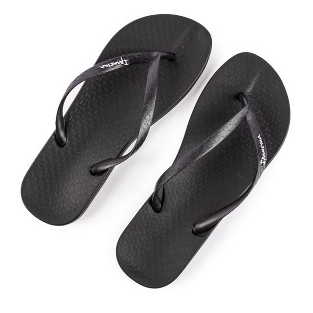 Diese vielseitigen und trendigen Flip Flops von Ipanema Brazil erfüllen alle Anforderungen. Vegan, mit Flexpand hergestellt, sind sie super bequem und 100% recycelbar. Ihr stilvolles Design in Schwarz mit geprägten Zehenriemen und charakteristischem Logo eignet sich hervorragend für Strandtage oder entspannte Shoppingtrips.