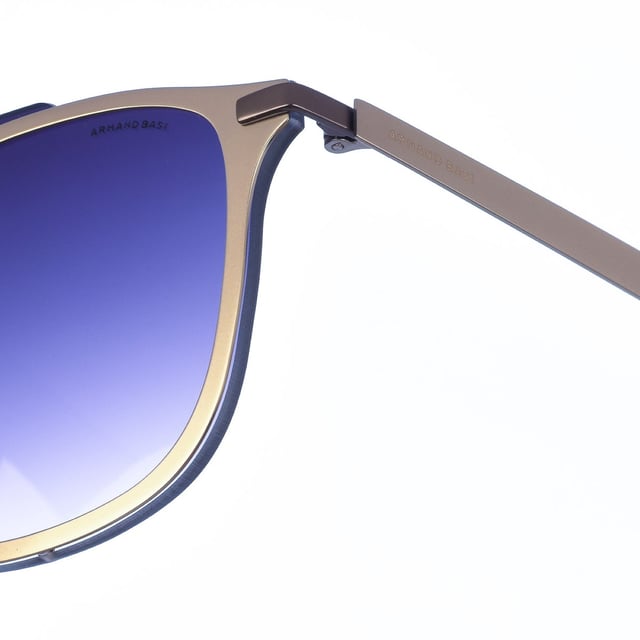 Gafas de sol Armand Basi con montura de metal.
 Color Plateado-negro
 Forma rectangular.
 Lentes de color Negro degradado
 Patillas metalicas y acabado en acetato.
Nombre de la marca grabado en la lente.
 100% Protección UV. 
 Incluye una funda de tela de protección.
 Los colores reales del producto pueden variar ligeramente con respecto a los colores que muestra su monitor.
 
 Medidas  Ancho lente: 55 mm. Puente: 20 mm. Patillas: 145 mm.
 
 Limpiar las gafas con agua y jabón (neutro).
 - No utilice paños sucios o abrasivos, que puedan alterar las características de los filtros.
 - Utilice solo accesorios y repuestos originales.