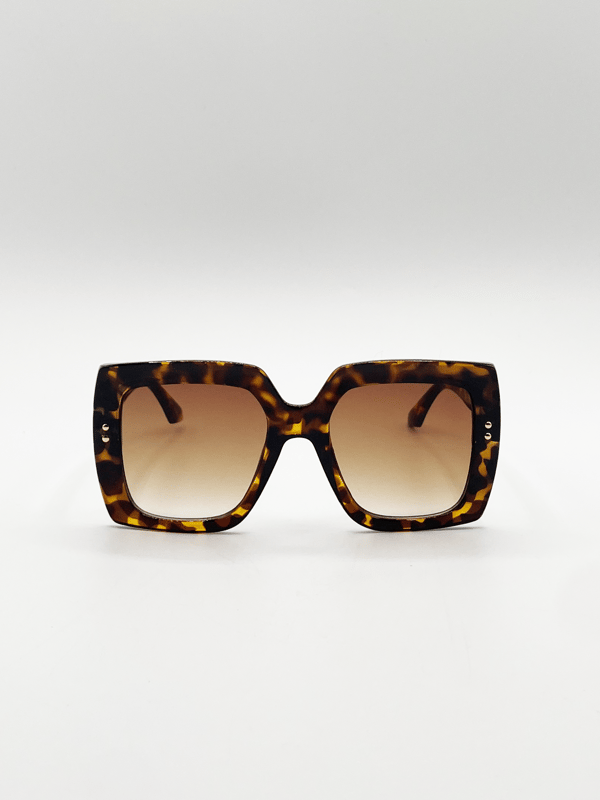 Oversized Square Frame in Brown Tortoiseshell
Frame Colour: Tortoiseshell
Lens Colour: Brown
One Size
SKU: SG2400505
UV 400 PROTECTION IN ACCORDANCE WITH 89/686/EEC BS EN ISO 123-1:2013
FDA Approved