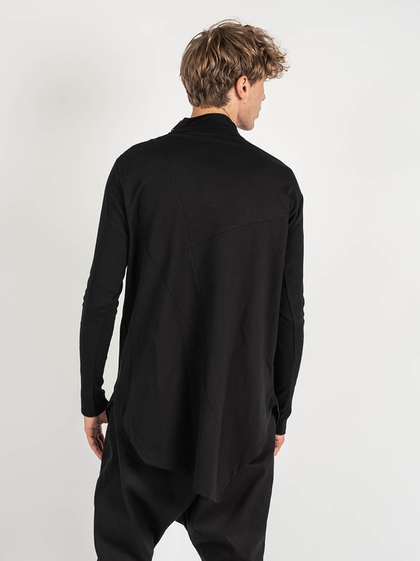 Unisex
Corte suelto y alargado (Oversize)
Con cuello de tortuga
Con estampado en 3D en la parte delantera
Adornado con una cremallera en el escote
Con dobladillo asimétrico
Con aberturas en los costados
Con abertura en la manga para el pulgar
Con costuras decorativas en la parte trasera
Hecho de una combinación de dos telas de alta calidad
Mangas acanaladas
Fabricado en Italia