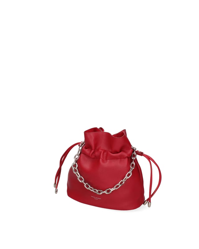 Bolso tipo bombonera para mujer. El cierre es con cremallera. Los bolsillos internos son uno con cremallera y otro abierto. Los bolsillos externos están ausentes. La correa para el hombro es ajustable y extraíble. El mango es de cadena. Hay un compartimento interno. El material exterior es PVC. Internamente está forrado en poliéster. Medidas: 22x24x12 cm. Producto de moda