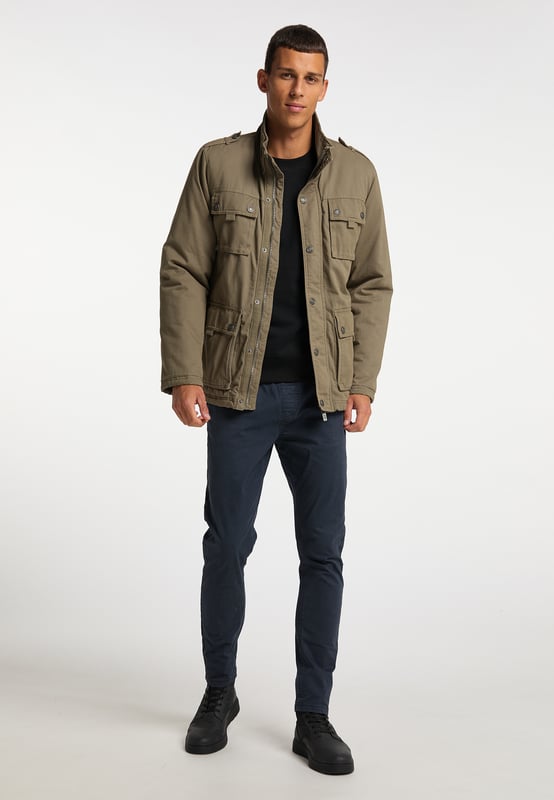 Deze winterjas van Mo heeft een casual militaire look en combineert alle typische en praktische details in deze trendy korte parka. De volledig gevoerde romp en mouwen, evenals de hoge kraag en verborgen ritssluiting, houden kou en wind op afstand. De zakoplossingen in de vorm van vier klepzakken, elk bestaande uit twee borstzakken en twee zijzakken, zijn even praktisch als veelzijdig. Ze onderstrepen ook de militaire toets van deze jas. De inhoud kan elk met twee sterke Mo-label drukknopen worden vastgezet. Wat u in de binnenzak bewaart, is ook beveiligd tegen verlies, want ook die is veilig afgesloten met een drukknoop. Door zijn duidelijke, ruwe charme is dit winterjack van gewassen katoen een ideale partner voor denim en cargobroeken.  winterjas