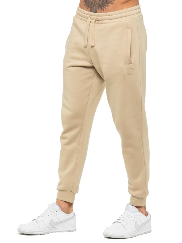 Enzo Herren Jogginghose mit normaler Passform. Elastischer Bund mit verstellbarem Kordelzug. Mit 2 seitlichen Schlitztaschen und einer Gesäßtasche. Knöchel mit Bündchen. Mit EZ-Logo.