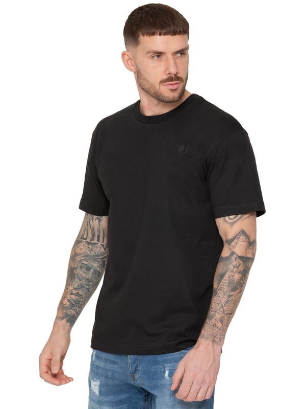 Presentamos la camiseta Enzo Oversized Relaxed Fit. Esta prenda versátil combina la comodidad con un estilo moderno y desenfadado. Con un cuello redondo clásico y un corte oversize relajado, es perfecta para llevar a diario. El detalle más destacado es la insignia de goma con el logotipo en la parte delantera, que añade un toque sutil pero elegante. Confeccionada en un tejido suave y transpirable,
