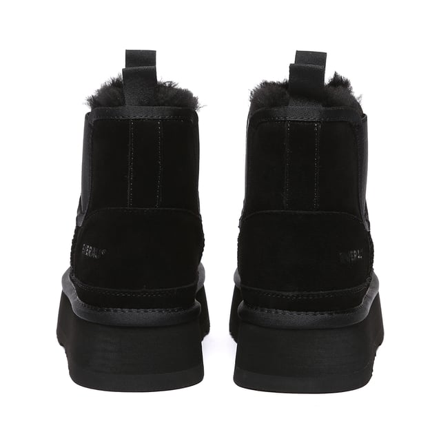 De Shoveler Boots combineren de geliefde Chelsea-stijl met de trendy platformzool, vervaardigd van duurzaam koeiensuède voor een verfijnde en moeiteloze look. Met hun pluizige voering van schapenwol garanderen ze winterwarmte en combineren ze functionaliteit en stijl moeiteloos.