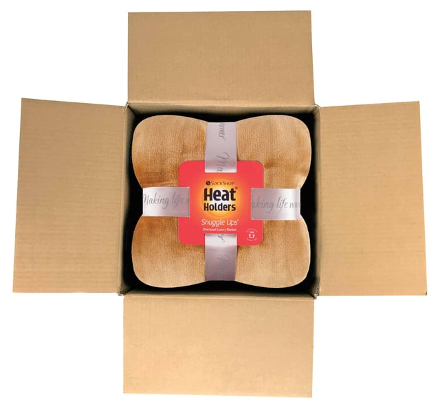 Darauf haben viele von Ihnen gewartet! Der phänomenale Erfolg der Heat Holders Socken hat zu mehreren zusätzlichen Produkten geführt, wie Mützen und Handschuhen (und dem neuen Snugover Fleece-Pullover!) und nun auch zu Wärmedecken mit all der Wärme und dem Komfort, der von der Heat Holders Technologie bekannt ist. Unsere neue Wärmedecke Heat Holders Thermal Blanket besteht aus einem luxuriös weichen, pelzähnlichen Fleece, das wir Heatweaver nennen und das vor allem mit dem Ziel entwickelt wurde, die Wärme effizient zu speichern. Deshalb hat es eine offizielle TOG-Einstufung von 1,7 - es fühlt sich also messbar wärmer an. Die Heat Holders Thermal Blanket ist 180 x 200 cm groß, so dass Sie sich an gemütlichen Lounge-Tagen einpacken und entspannen können! Sie ist unglaublich weich und sehr pflegeleicht, da sie vollständig in der Maschine gewaschen werden kann. Wenn die Heizkosten steigen, müssen Sie nicht frieren - holen Sie sich eine Heat Holders Thermal Blanket! Diese Decke ist vielseitig einsetzbar und passt in jeden Raum des Hauses. Sie ist auch ein perfektes Geschenk für Weihnachten oder andere Anlässe, da sie in einer Schachtel verpackt ist, um das Einpacken zu erleichtern! In der Schachtel ist außerdem ein Band um die Decke gewickelt, um sie noch besser präsentieren zu können. Erhältlich in 16 leuchtenden und klassischen Farben, so dass Sie mit Sicherheit eine finden, die zu Ihrem Zimmer passt, oder eine, die Ihnen gefällt!
