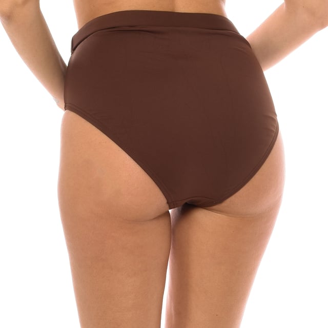 Una silueta retro que realzará tu figura, recibe un detalle de diseñador en la parte superior del bikini de cintura alta de Michael Kors ya que presenta una cintura con cinturón con logo imperio.

Braguita de bikini.
Braguita de pierna alta.
Detalle del cinturón con el logo de la marca.
Cinturón no regulable.
Totalmente forrado.
Costuras vistas a tono.
 Composición: Exterior: 85% Poliamida, 15% Elastano; Forro: 92% Poliéster, 8% Elastano.; Copas: 100% Poliuretano.
 Cuidados:
Lavar a mano con agua fría.
Utilizar jabón neutro.
No utilizar lejía.
Aclarar sin retorcer.
No planchar.