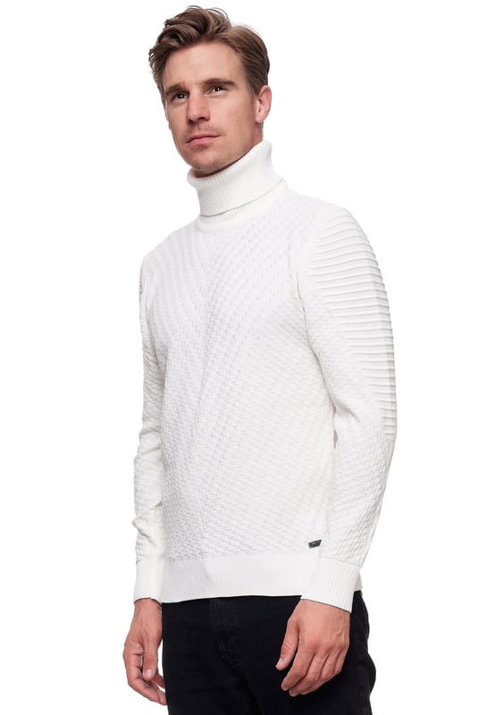 Jersey de cuello alto Rusty Neal para hombre. El jersey de cuello alto está hecho de algodón y poliéster y tiene un bonito ajuste ceñido.