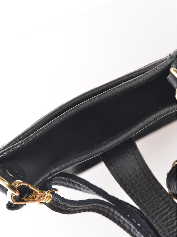 Crossbody tas
100% rundleer
Knoopsluiting aan de voorkant
Afmetingen : 17,5x11,5x2 cm
Schouderriem: 120cm verstelbaar