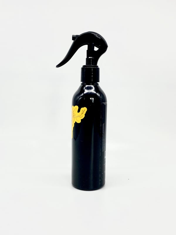 A rich and refined blend of grapefruit, lime, orange, lemon, mandarin and bergamot, with a fusion of black pepper, ginger and green tea, a woody base of sandalwood and vetiver gives a sense of expectancy; and a splash of vanilla to give a sweetness designed to bring richness and refinement, designed to refresh your day.
