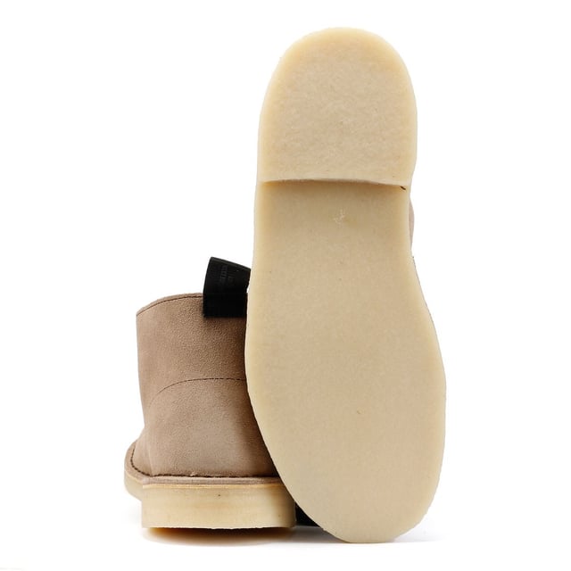Met de Clarks Originals Desert-laars voor heren ben je klaar voor elke gelegenheid. Met premium suède, de kenmerkende crêpezool, vetersluiting en iconische Clarks-tag. Zowel gekleed als casual houdt de Desert je comfortabel en stijlvol.