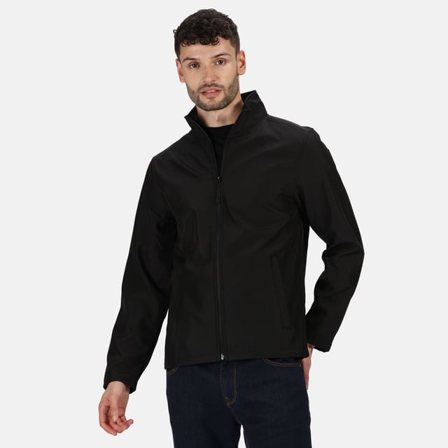 100% Softshell. Schnell trocknende Konstruktion. Wind- und wasserabweisende Konstruktion. Durchgehender Kragen mit hohem Reißverschluss. Zwei Fronttaschen mit Reißverschluss. Offene Manschetten und Saum. Branding auf der Rückseite des Kragens. Regatta Herren-Größen (Brustumfang ca.): XS (35-36in/89-91.5cm), S (37-38in/94-96.5cm), M (39-40in/99-101.5cm), L (41-42in/104-106.5cm), XL (43-44in/109-112cm), XXL (46-48in/117-122cm), XXXL (49-51in/124.5-129.5cm), XXXXL (52-54in/132-137cm), XXXXXL (55-57in/140-145cm).