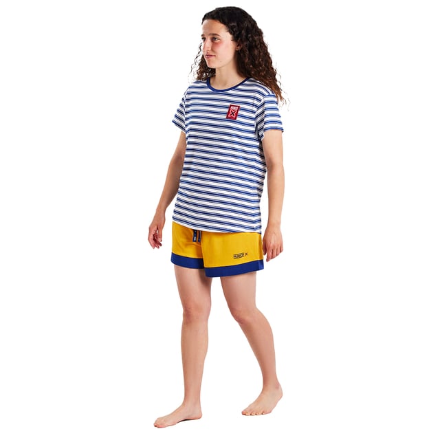 Kortärmad pyjamas och shorts.\n Rund halsringning med ribbad yta.\n Justerbar resår i midjan med dragsko.\n Sömmarna är tonade.\n Sammansättning: 50% modal, 50% bomull\n Skötsel:\nTvätta i högsta temperatur 30º.\n Stryk vid låg temperatur.\n Använd inte blekmedel.\n Använd inte torktumlare.\n Får inte kemtvättas.