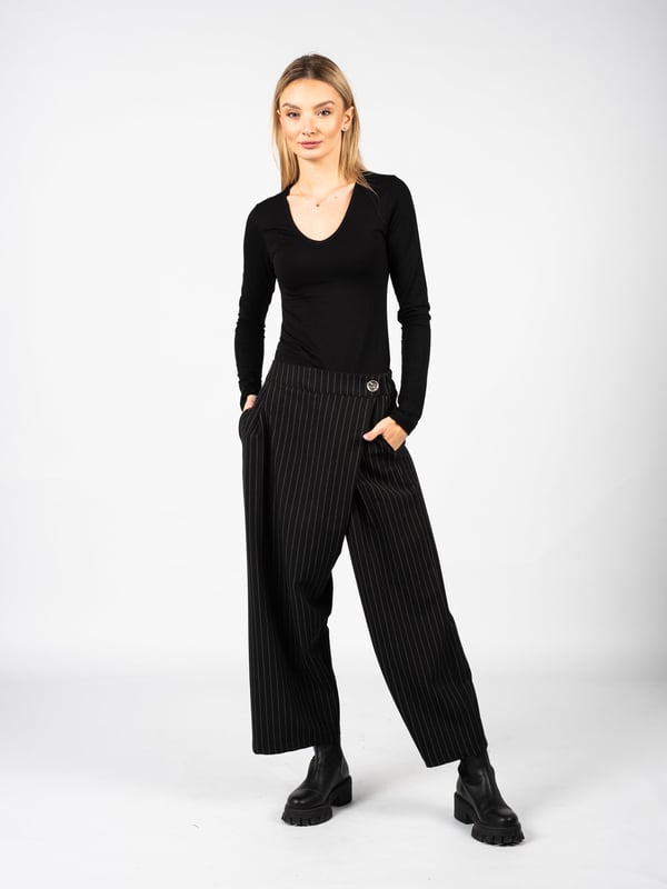 Einfacher Schnitt
Mit tiefem Schritt
Mit weiten Culotte-Beinen
Mit eingearbeitetem Gummibund im Bund
Mit formenden Abnähern
Mit einer Wickelklappe verschlossen
Vorne zwei Taschen, hinten zwei eingelassene
Aus hochwertigem Stoff gefertigt
Hergestellt in Italien