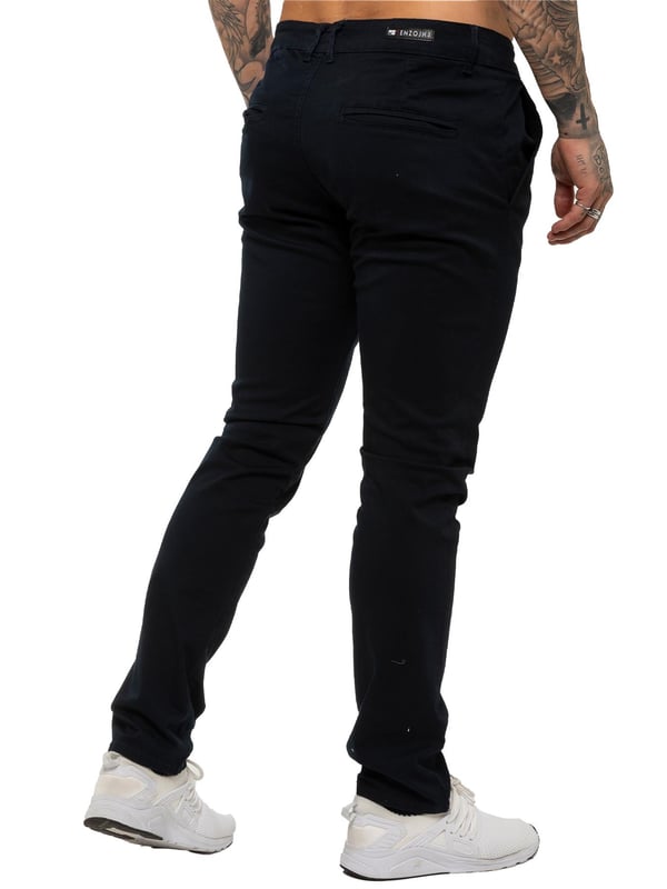 Disfruta del máximo confort y estilo con nuestros Pantalones Chinos de Ajuste Ceñido para Hombre de ENZO. Con una elegante abertura de cremallera, dos bolsillos delanteros, dos bolsillos traseros con ribete y el logotipo característico de la marca en la parte posterior de la cintura.