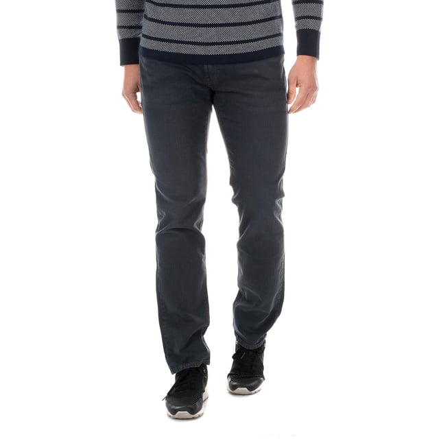 Långa jeansbyxor Nautica.\n Färg Blåaktig blå denim.\n Dragkedja och knappstängning framtill.\n Två öppna fickor och en minificka, framtill.\n Två öppna fickor, baktill.\n Personligt märke i form av signatur, på sidan av midjebandet bak.\n Rak skärning.\n Komfortabelt tyg som andas.\n Tonade sömmar.\n\n Sammansättning: 99% bomull. - 1% Elastan.\n\n Tvättråd:\n - Tvättas i max 30ºC.\n - Stryk på medelhög temperatur, max. 110 ° C.\n - Det är inte tillåtet att använda torktumlare.\n - Använd inte blekmedel.\n - Tillåter inte kemtvätt.\n Sammansättning: 99% bomull, 1% elastan\n Skötsel:\n- Tvättas i max 30ºC.\n - Stryk på medelhög temperatur, max. 110ºC.\n - Det är inte tillåtet att använda torktumlare.\n - Använd inte blekmedel.\n - Stödjer inte kemtvätt.