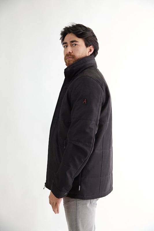 100% polyester100% polyester bodylining100% polyester sleevelining– Lining voorzien van één binnen-ritszak en één binnenzak met knoopsluiting– Zakken zijn voorzien van ritssluitingOns model is 181cm lang en draagt maat M/50