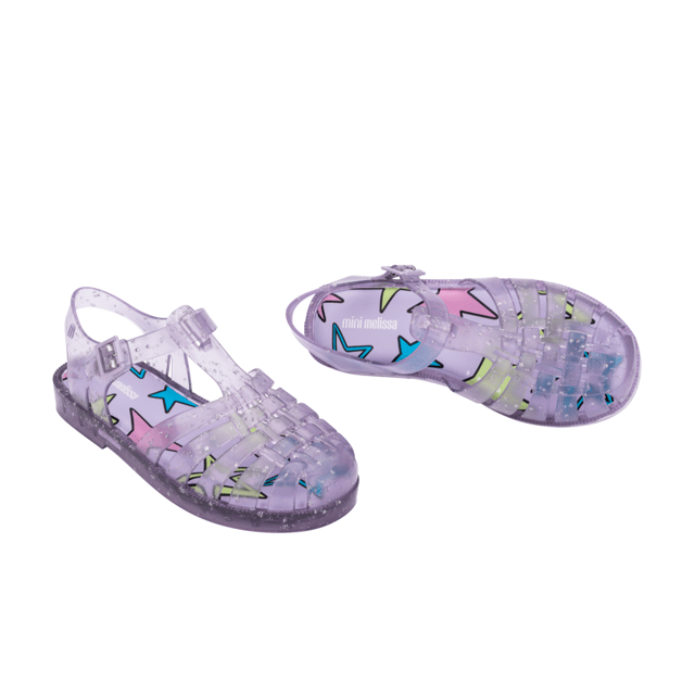 Watch your child's eyes light up as she takes each step in the Mini Melissa Possession Shiny Elements. 100% recyclable and lightweight, the casual style is a timeless classic. Available in kids and baby sizes.