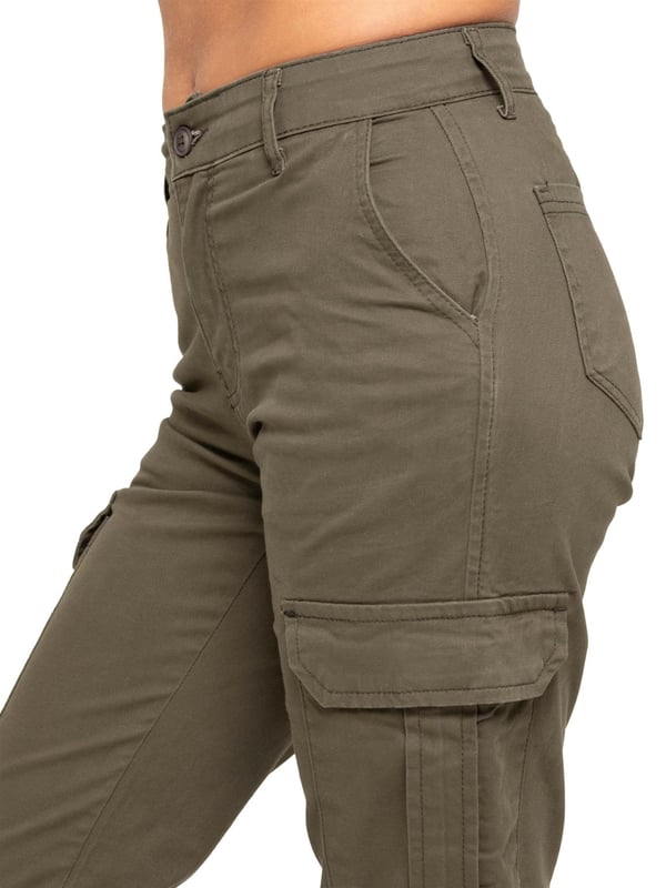Los jeans cargo elásticos de mezclilla para mujer de Enzo cuentan con un diseño de pierna recta y ajuste regular. Tienen 2 bolsillos frontales diagonales, 2 bolsillos cargo laterales con cierre de velcro y 2 bolsillos traseros para mayor comodidad. Los jeans tienen cierre de cremallera y son perfectos tanto para uso casual como para ropa de trabajo.