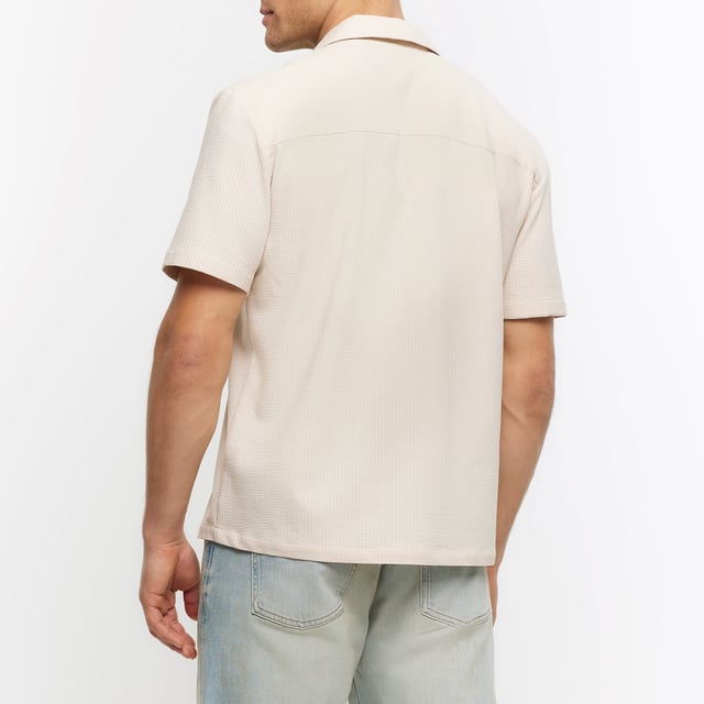 Regular fit, Seersucker fabric, Revere collar, Short sleeves, Button fastening