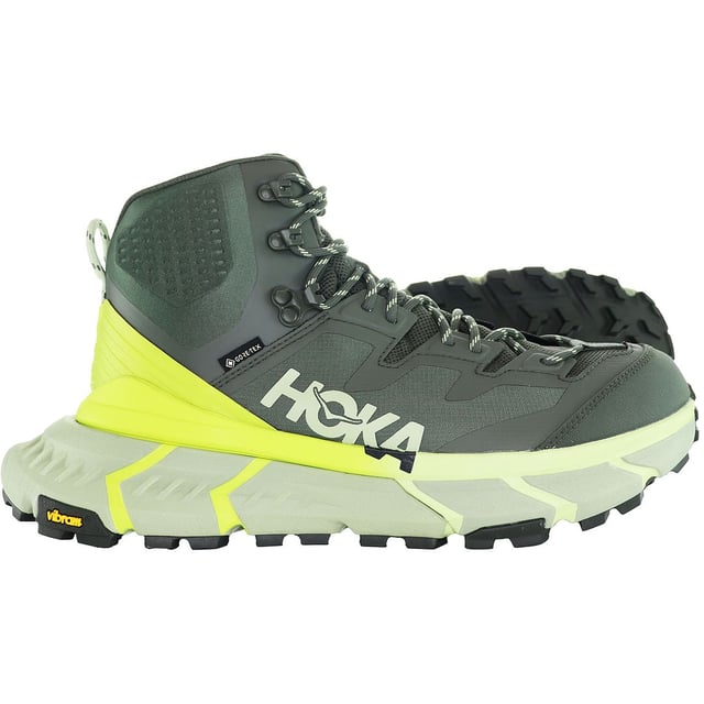 De Hoka Tennine Hike Gore-Tex Heren Groene Laarzen zijn premium outdoorschoenen ontworpen voor wandelen en trektochten in verschillende omstandigheden. Hier zijn enkele belangrijke kenmerken en details van deze wandelschoenen:

 Gore-Tex Technologie:  Deze laarzen zijn uitgerust met Gore-Tex technologie, bekend om zijn waterdichte en ademende eigenschappen. Deze technologie zorgt ervoor dat je voeten droog en comfortabel blijven in nat en uitdagend terrein.

 Duurzame en ondersteunende constructie:  De Hoka Tennine Hike laarzen zijn gebouwd met duurzaamheid en ondersteuning in gedachten. Ze zijn meestal gemaakt van robuuste materialen, waaronder een verstevigd bovenwerk en een stevige buitenzool, om de eisen van het wandelen te weerstaan.

 Maximale demping:  Hoka staat bekend om zijn maximale demping, en deze laarzen zijn daarop geen uitzondering. Ze bieden uitstekende schokdemping en ondersteuning, waardoor je voeten en gewrichten tijdens het wandelen minder worden belast.

 Veelzijdige tractie:  De buitenzool van deze laarzen heeft vaak een robuust en multidirectioneel lugpatroon, dat superieure tractie biedt op verschillende oppervlakken, waaronder rotsachtige paden en glad terrein.

 Beschermende veiligheidsneus:  Veel wandelschoenen, waaronder de Tennine Hike, hebben een beschermende veiligheidsneus om je tenen te beschermen tegen stenen en obstakels op het pad.

 Mid-cut ontwerp:  Het mid-cut ontwerp van deze wandelschoenen biedt ondersteuning en stabiliteit voor de enkels en vermindert het risico op verstuikte enkels op oneffen terrein.

 Vetersluiting: Met de traditionele vetersluiting kun je de pasvorm van de laarzen aanpassen voor extra comfort en veiligheid tijdens wandeltochten.

 Groene kleur: De groene kleur van deze laarzen wordt vaak geassocieerd met avontuur in de buitenlucht en past goed bij de natuurlijke omgeving.

 Ademende voering:  De Gore-Tex voering zorgt niet alleen voor waterdichtheid, maar ook voor ademend vermogen en voorkomt vochtophoping in de laarzen.

 Verkrijgbaar in verschillende maten:  Hoka biedt meestal verschillende maten om wandelaars met verschillende voetmaten tegemoet te komen.

De Hoka Tennine Hike Gore-Tex Groene Herenlaarzen zijn een uitstekende keuze voor outdoorliefhebbers die graag wandelen in verschillende omstandigheden. Of je nu ruige paden verkent, door natte omgevingen wandelt of lange afstanden aflegt, deze laarzen bieden de duurzaamheid, het comfort en de bescherming die nodig zijn voor een geslaagde wandelervaring.