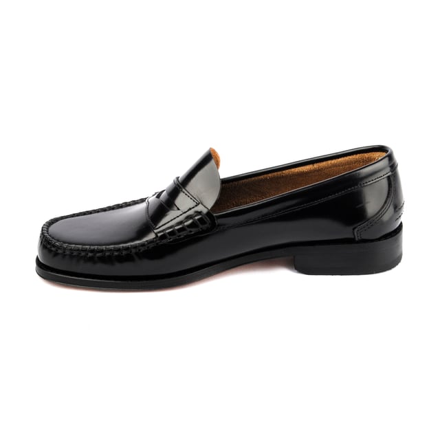 Unsere Loafer unterscheiden sich immer vom Rest der Konkurrenz ... und dieses Mal erreichen wir das auf zwei Arten. Erstens ist der Sotoalto Royal Flex handgenäht und sein Boden ist aus Leder, aber wir verwenden ein flexibles Leder, etwas, das kaum