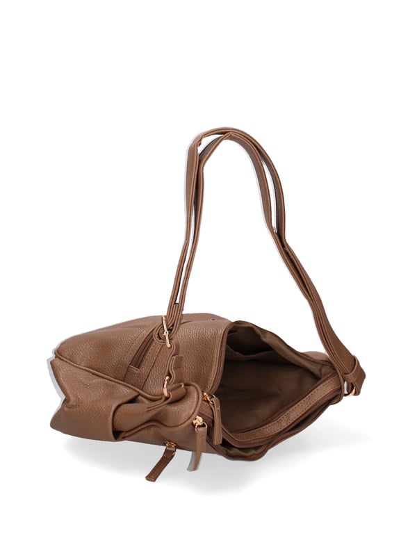 Bolso bandolera para mujer. El cierre es con cremallera. Los bolsillos internos son uno con cremallera y dos abiertos. Los bolsillos externos son uno frontal con cremallera, uno trasero con cremallera y dos laterales abiertos. La bandolera es ajustable en ecopiel. Falta el mango. Hay dos compartimentos internos. El material exterior es ecopiel. Internamente está forrado en poliéster. Medidas: 28x24x11 cm. Producto de moda