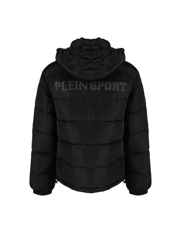 Plein Sport Bold Back Logo Gevoerde Zwarte Jas. Ervaar veelzijdigheid en stijl met de Plein Sport Gevoerde Zwarte Jas! Deze jas heeft een stevige uitstraling. Blijf comfortabel en trendy met het gedurfde logo en de gevoerde details. Perfect voor elke modebewuste persoon. Ritssluiting Zakken, Vulling en Materiaal: 100% Polyester. Zwarte Jas. Gevoerde Jas, Ritssluiting. Stijl: UPPS101P 99