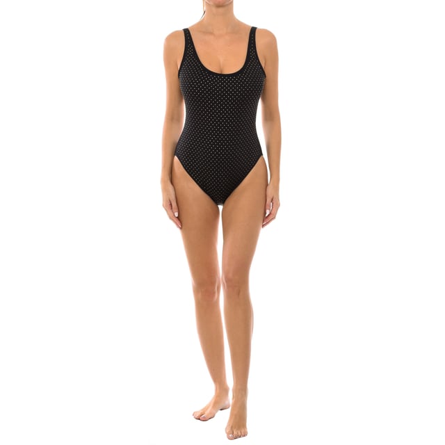 Laat je dat niet wijsmaken! Het Michael Kors Classic Scoopneck One Piece badpak zit vol glamour met een bezaaide voorkant zodat je er ultracool uitziet van het strand tot op straat.

 Eendelig badpak.
 Ronde hals.
 Stud detail aan de voorkant.
 Uitneembare zachte cups.
 Brede niet-verstelbare bandjes.
 Naden in toon zichtbaar.
 Samenstelling: Buitenkant: 85% Polyamide, 15% Elastaan; Voering: 92% Polyester, 8%; Cups: 100% Polyurethaan.
 Onderhoud:
Handwas met koud water.
 Gebruik neutrale zeep.
 Geen bleekmiddel gebruiken.
 Spoelen zonder te draaien.
 Niet strijken.