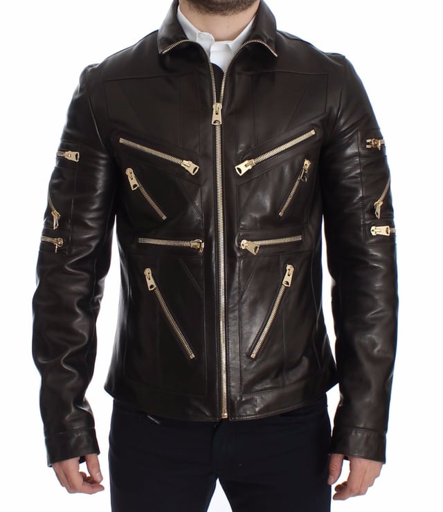 Atemberaubende Lederjacke aus braunem Lammleder von Dolce & Gabbana  
Exklusives Stück aus der MainLine-Kollektion  
Braune Farbe mit goldenen Metallelementen  
Vollständiger Reißverschluss  
Mehrere Außentaschen mit Reißverschluss  
Zwei Innentaschen  
Gravierte Logo-Metallelemente  
Hervorragende Passform und Komfort  
Hergestellt in Italien  
Material: 100% Lammleder  
Futter: 44% Acetat, 41% Viskose, 15% Lammleder  
Material: 100% Lammleder
