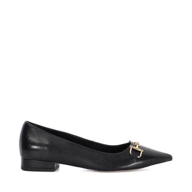 With a strong focus on stylish flats for the season ahead, Hillington has been designed to elevate your everyday. This pointed ballet flat profile features our bespoke 'mirror-D' snaffle trim and has been crafted from premium leather.