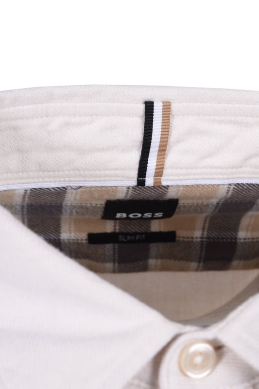Boss C-roan-kent-c4-244 Shirt Open White
100% Cotton, brushed cotton shirt in a warm off white, perfect for layering and dressing up or down. This shirt with its casual collar also boasts a slimmer fit which is flattering and easy to wear.

Cotton
Slim Fit
Style - 50527782